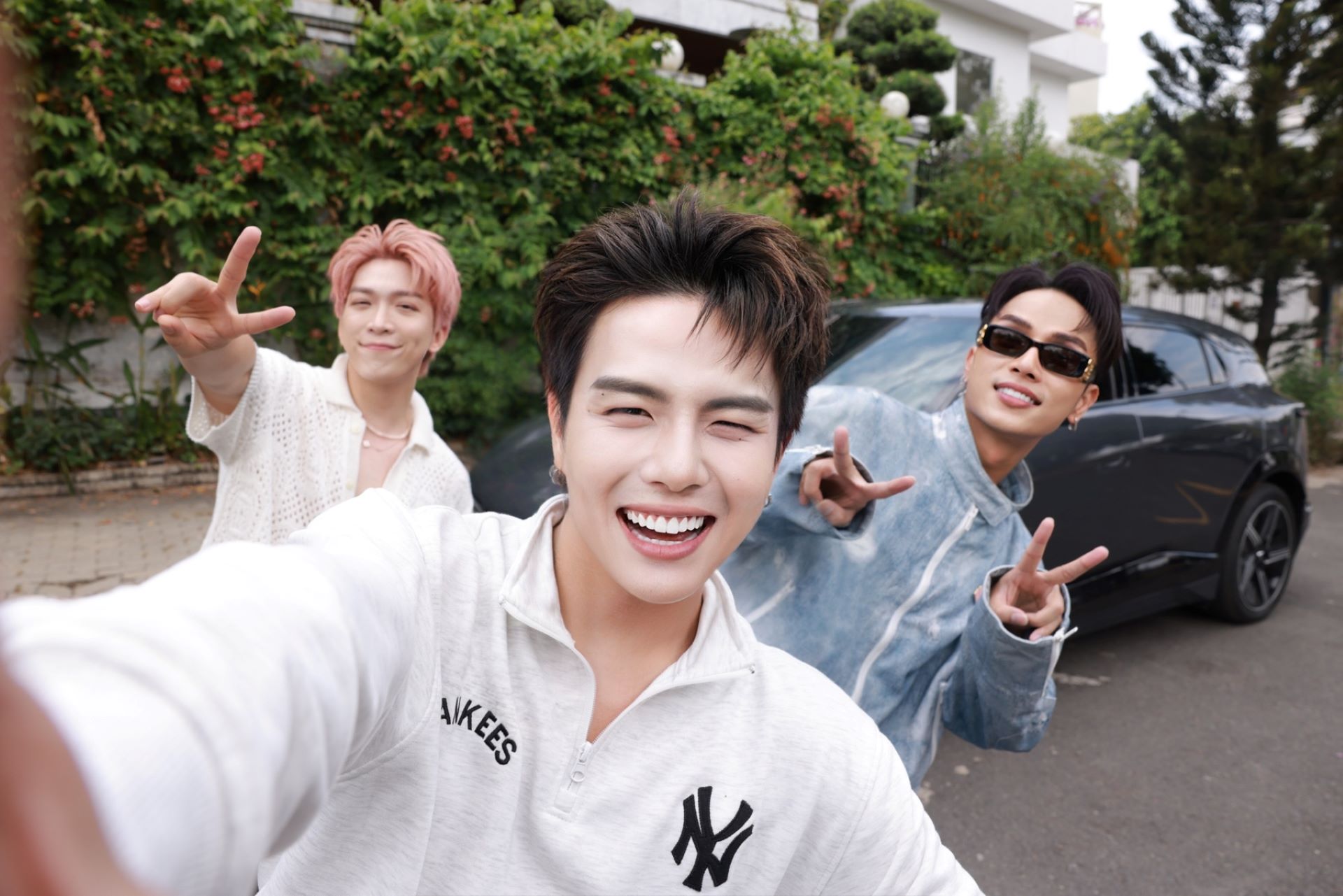 Từ “ổ gà” cuộc đời đến khoang xe VinFast VF 7: Tăng Phúc, Neko Lê chill như đang… ở nhà- Ảnh 1.