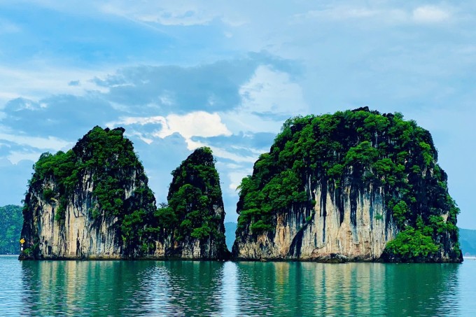 Tặng bia và chả mực để hút khách đến Quảng Ninh 3 Vịnh Hạ Long hùng vĩ với núi đá vôi và biển xanh.