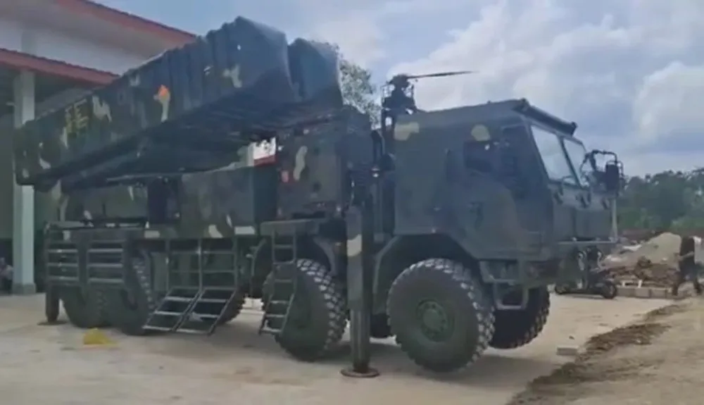 Tên lửa đạn đạo chiến thuật KHAN do Roketsan (Thổ Nhĩ Kỳ) sản xuất đã gia nhập biên chế quân đội Indonesia vào đầu tháng 8. Ảnh: FACEBOOK/ASEAN Defense Studies Tên lửa KHAN Thổ Nhĩ Kỳ xuất cho Indonesia.jpg