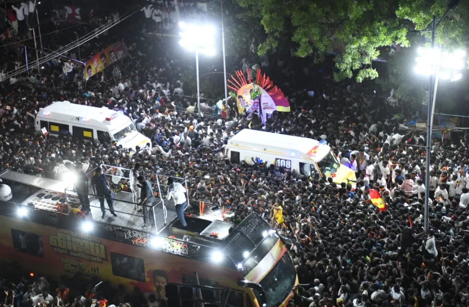 Đám đông vây quanh chiếc xe vận động tranh cử của nam diễn viên - chính trị gia Joseph Vijay Chandrasekhar. Ảnh: TINIE TAMIL NADU/X Giẫm đạp ở buổi vận động tranh cử, ít nhất 36 người chết