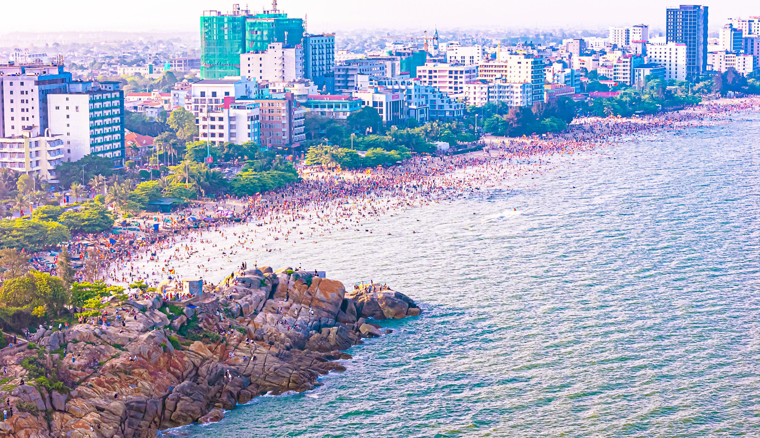 Thành phố bé nhất Việt Nam đón gần 1 triệu khách du lịch dịp lễ 30-4 và 1-5- Ảnh 1.