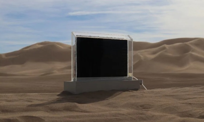 Thiết bị thu thập nước của MIT hoạt động trên sa mạc ở Thung lũng Chết, California. Ảnh: MIT