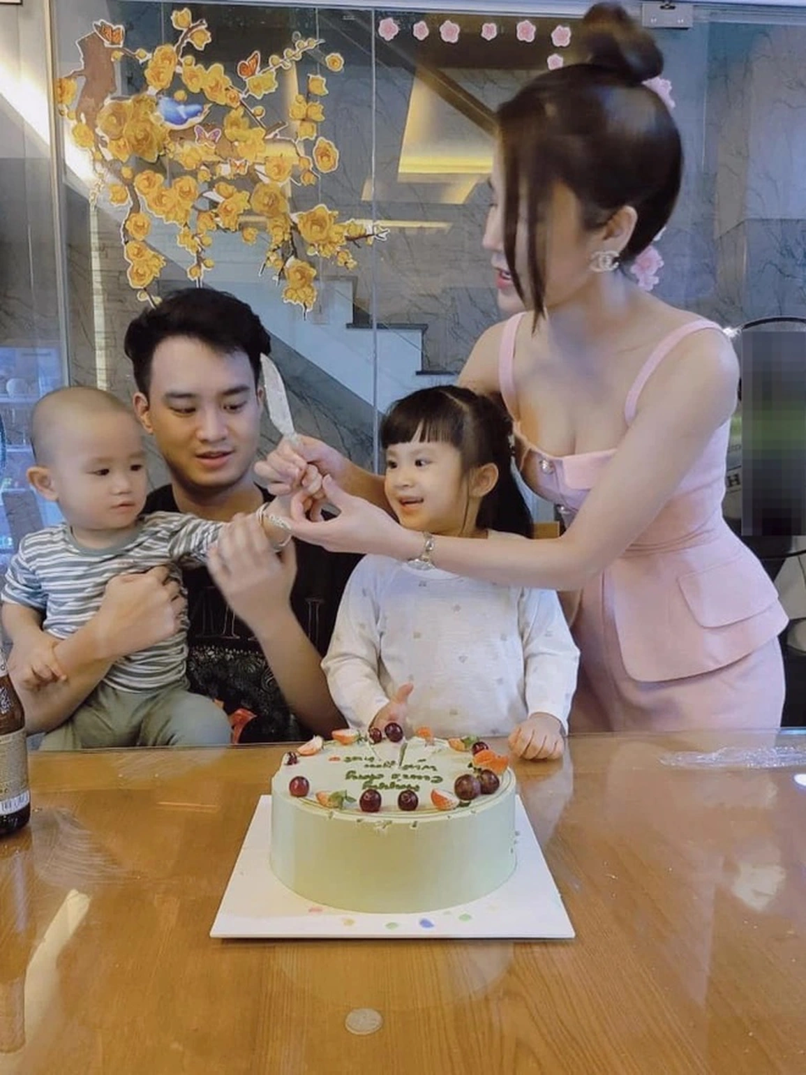 Cặp đôi có 2 người con chung “đủ nếp đủ tẻ” trước khi ly hôn.