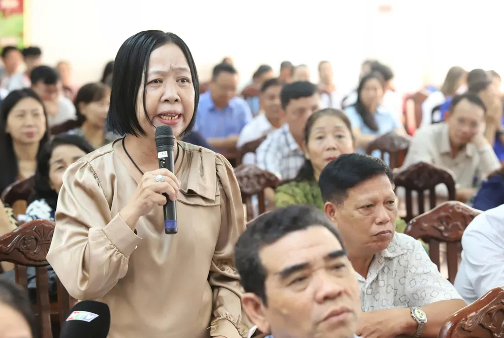 Cử tri Đoàn Thị Kim Cúc, phường Tân Thuận, nêu ý kiến về dự án chống ngập 10.000 tỉ đồng. Ảnh: HÀ THƯ