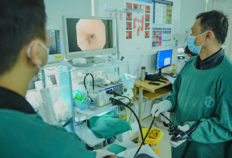 Các bác sĩ nội soi cho bệnh nhân. Ảnh: BVCC.