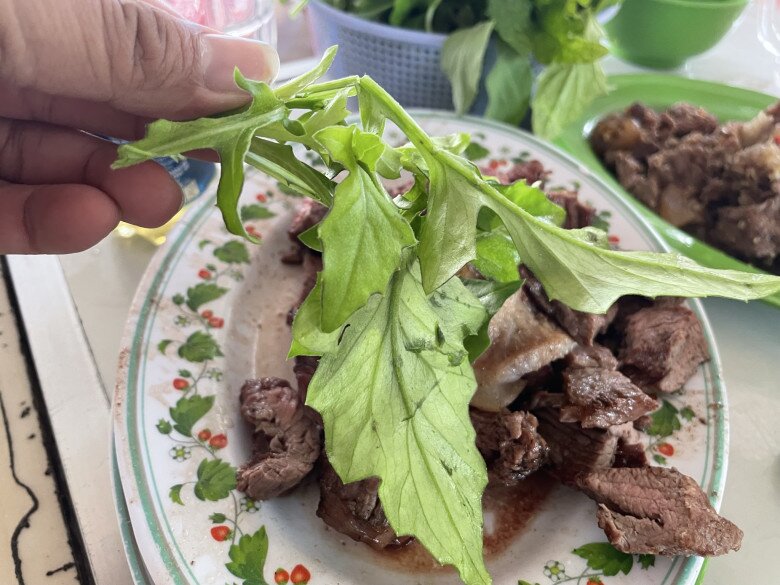 Thứ rau dại mọc hoang trên rừng xuống phố được chị em amp;#34;săn lùngamp;#34;, có mùi thơm đặc biệt và là amp;#34;thần dượcamp;#34; tốt cho sức khỏe - 5