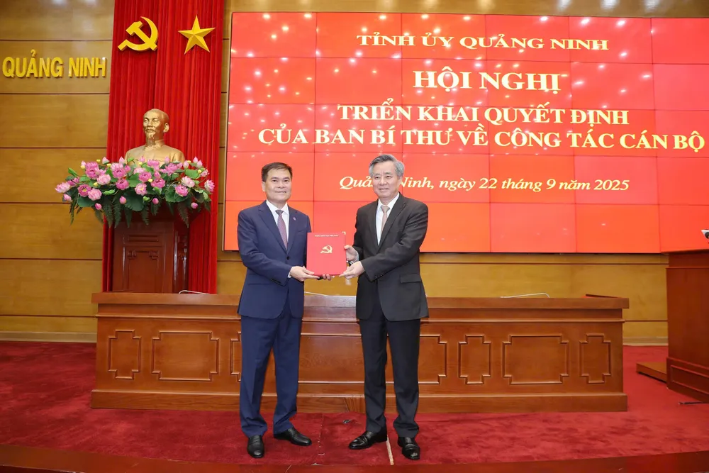 Phó trưởng Ban Tổ chức Trung ương Nguyễn Quang Dương (phải) trao quyết định của Ban Bí thư cho ông Bùi Văn Khắng. Ảnh: QMG