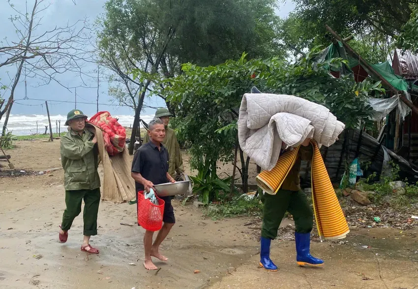 Hàng nghìn hộ dân ở Thanh Hóa đã sơ tán đến nơi an toàn. Ảnh: Đặng Trung bão số 10...jpg
