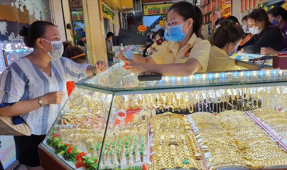 Thủ tướng yêu cầu Ngân hàng Nhà nước ổn định lãi suất, tỷ giá, vàng và ngoại hối; sẵn sàng can thiệp khi cần thiết để bình ổn. thi-truong-vang-mieng-sjc-2.jpg