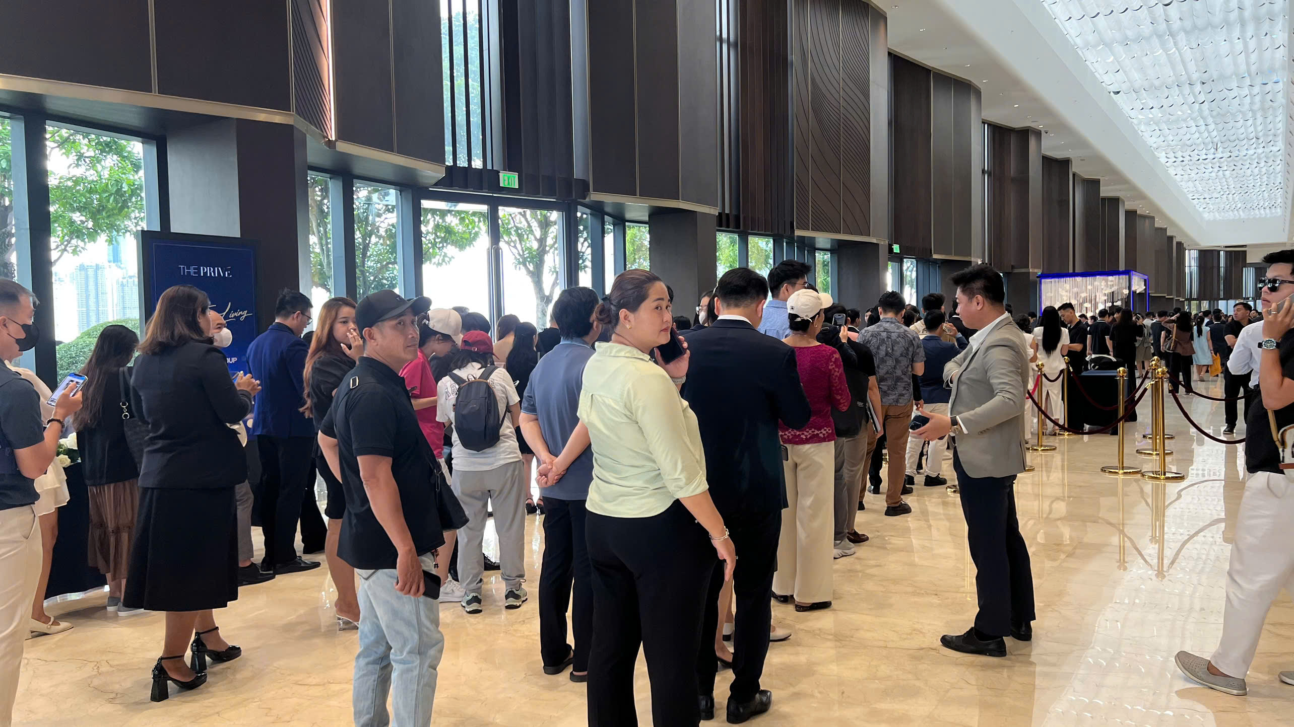 Phía sau những màn giành quyền mua căn hộ - Ảnh 1.