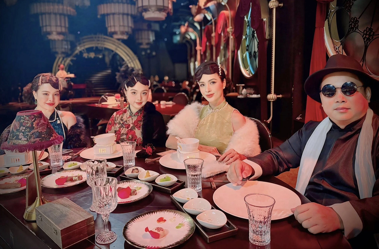 Thúy Hạnh sang Ý 1 tháng vì lo con gái bơ vơ khi đi du học, xoay sở vất vả sau tuần đầu ở trời Tây 10 Gia đình cựu người mẫu đi du lịch Trung Quốc.