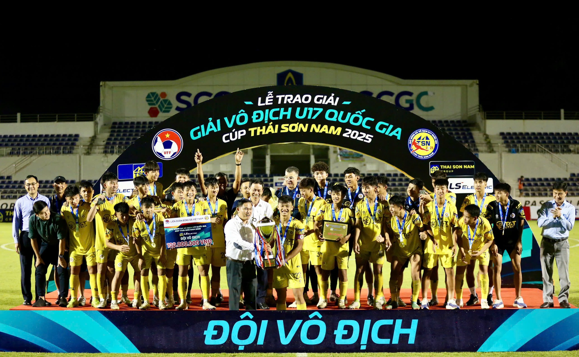 Thuyền trưởng đội U.17 Việt Nam giúp U.17 Hà Nội vô địch quốc gia - Ảnh 1.