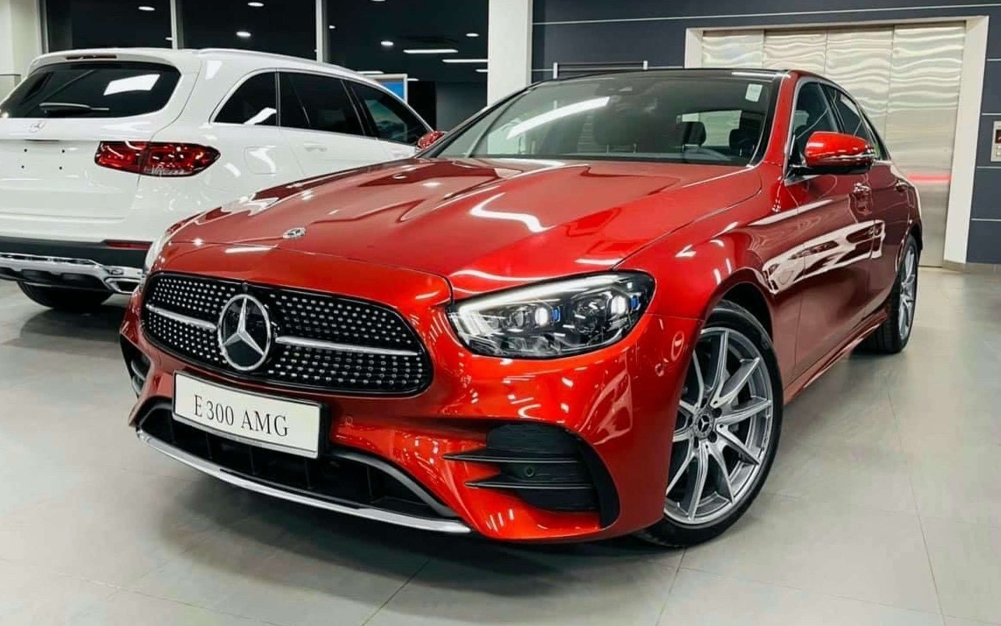 Mercedes-Benz E-Class - Ảnh 1.