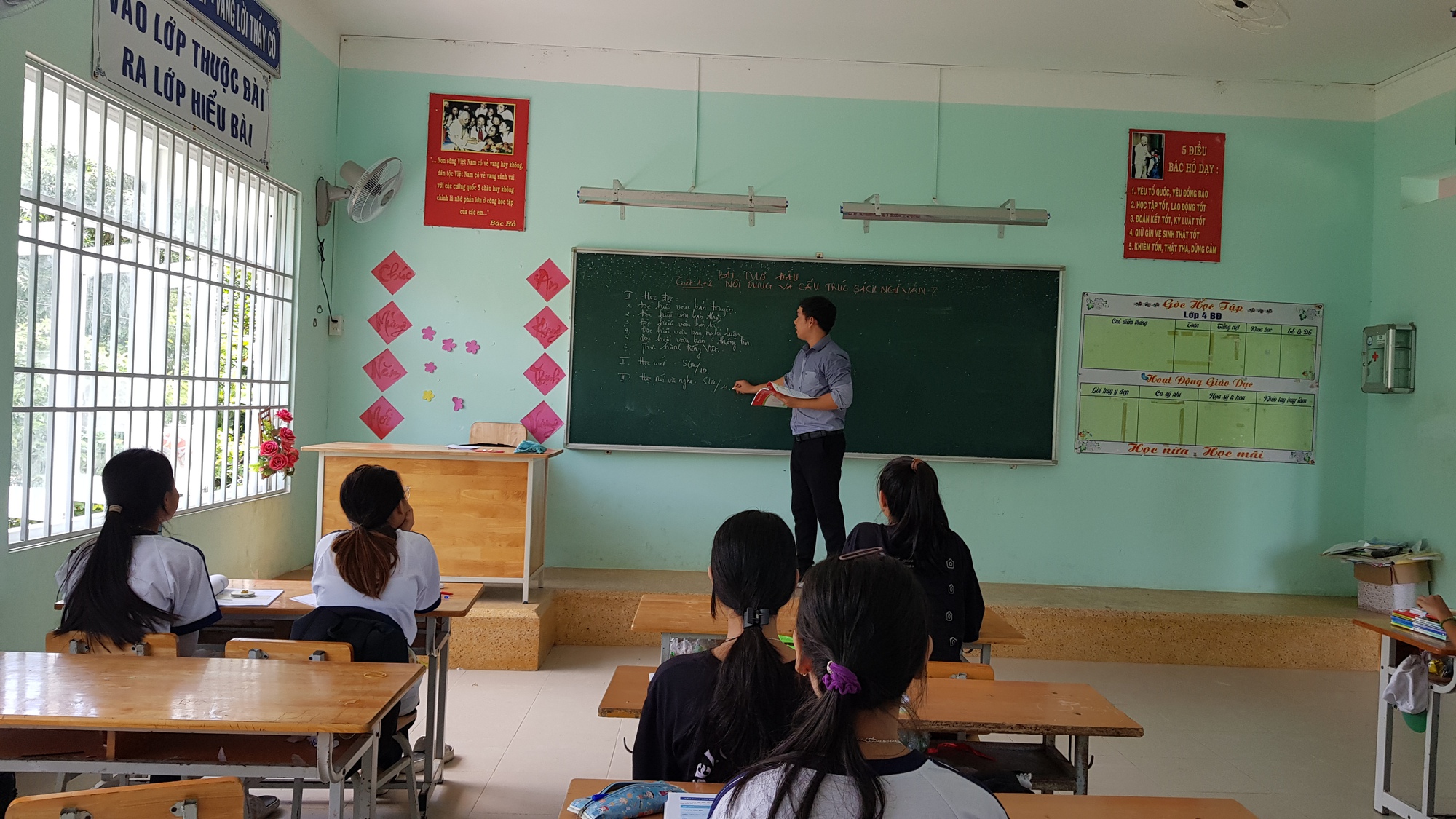 CUỘC THI VIẾT “CHỦ QUYỀN QUỐC GIA BẤT KHẢ XÂM PHẠM”: Tình nguyện mang chữ ra đảo xa - Ảnh 1. CUỘC THI VIẾT “CHỦ QUYỀN QUỐC GIA BẤT KHẢ XÂM PHẠM”: Tình nguyện mang chữ ra đảo xa - Ảnh 1.