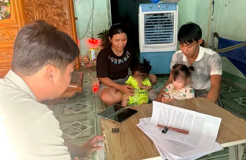 Vợ chồng anh Huỳnh Trần Kiệt chia sẻ với PV báo Pháp Luật TP.HCM. Ảnh: H.H miễn chấp hành án