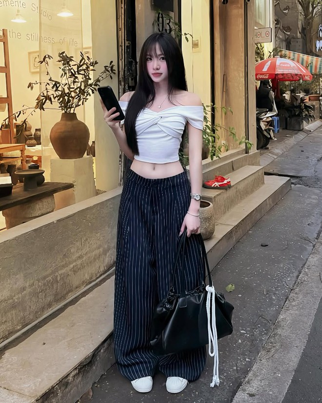 Tôn đôi chân dài miên man với quần kẻ sọc ống rộng- Ảnh 3. Tôn đôi chân dài miên man với quần kẻ sọc ống rộng- Ảnh 3.