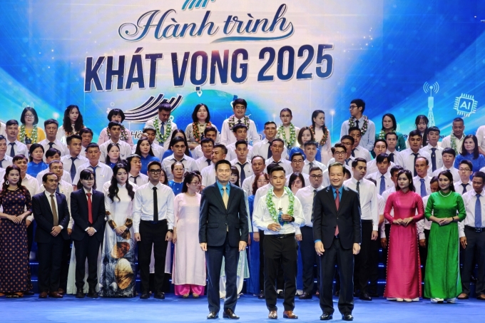 Tôn vinh người lao động tiêu biểu ngành khoa học và công nghệ 1 Anh Mai Huy Mạnh - Ban Video, báo VnExpress - một trong 219 người lao động tiêu biểu ngành khoa học và công nghệ được tôn vinh. Báo VnExpress còn có phóng viên Lê Đức Hùng - Ban Thời sự, thường trú tại Hà Tĩnh, được vinh danh năm 2025. Ảnh: Trọng Đạt