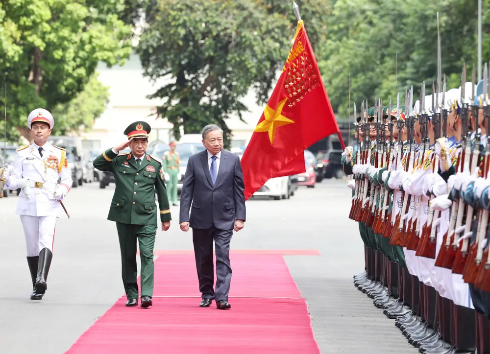 Tổng Bí thư Tô Lâm duyệt đội danh dự Quân đội nhân dân Việt Nam. Tổng Bí thư,