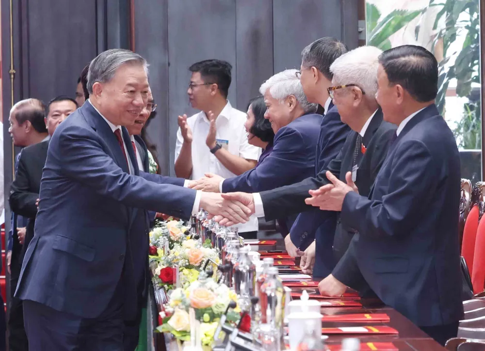Tổng Bí thư Tô Lâm và các đại biểu tham dự buổi gặp mặt. Ảnh: TTXVN tong-bi-thu-chia-se-ve-dinh-huong-lua-chon-nhan-su-cho-dai-hoi-xiv-cua-dang-3.jpg