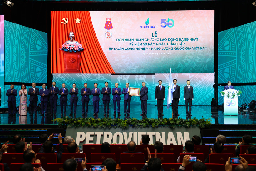 Tổng Bí thư tặng Petrovietnam 8 chữ: Tiên phong - Vượt trội - Bền vững - Toàn cầu- Ảnh 1.