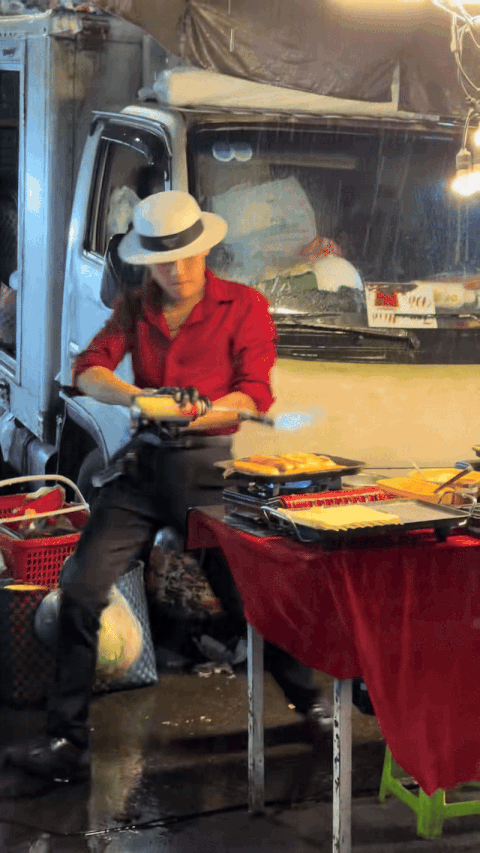 Bất ngờ với danh tính "tổng tài bán phô mai nướng" ở chợ Đà Lạt nổi như cồn ở hiện tại - Ảnh 2.