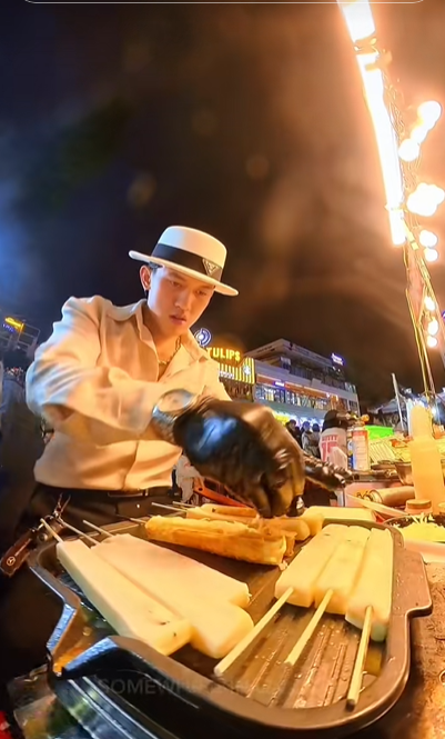 Bất ngờ với danh tính "tổng tài bán phô mai nướng" ở chợ Đà Lạt nổi như cồn ở hiện tại - Ảnh 3.