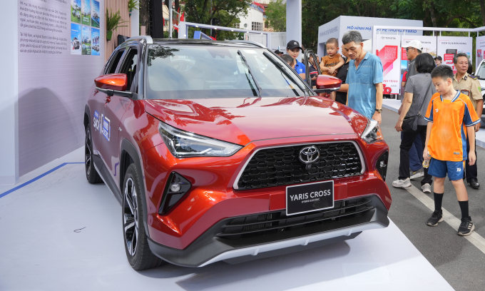 Khách hàng tìm hiểu mẫu Yaris Cross hybrid tại một sự kiện ở Hà Nội hôm 27/9. Ảnh: TMV