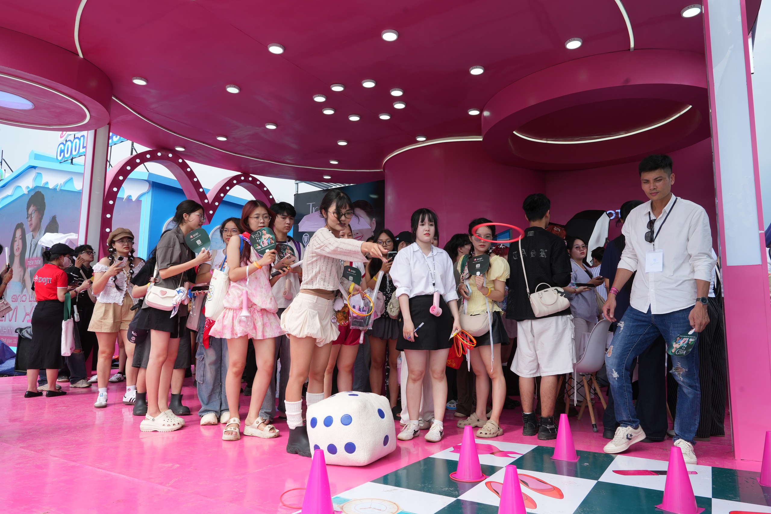 Nhiều trải nghiệm độc đáo từ DOJI tại concert Em xinh say hi hấp dẫn khán giả - Ảnh 2.