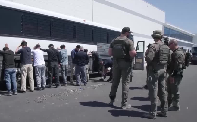 Tranh cãi luật di trú Mỹ sau vụ bắt giữ 300 người Hàn tại nhà máy Hyundai 1 luật di trú Mỹ - Ảnh 1.