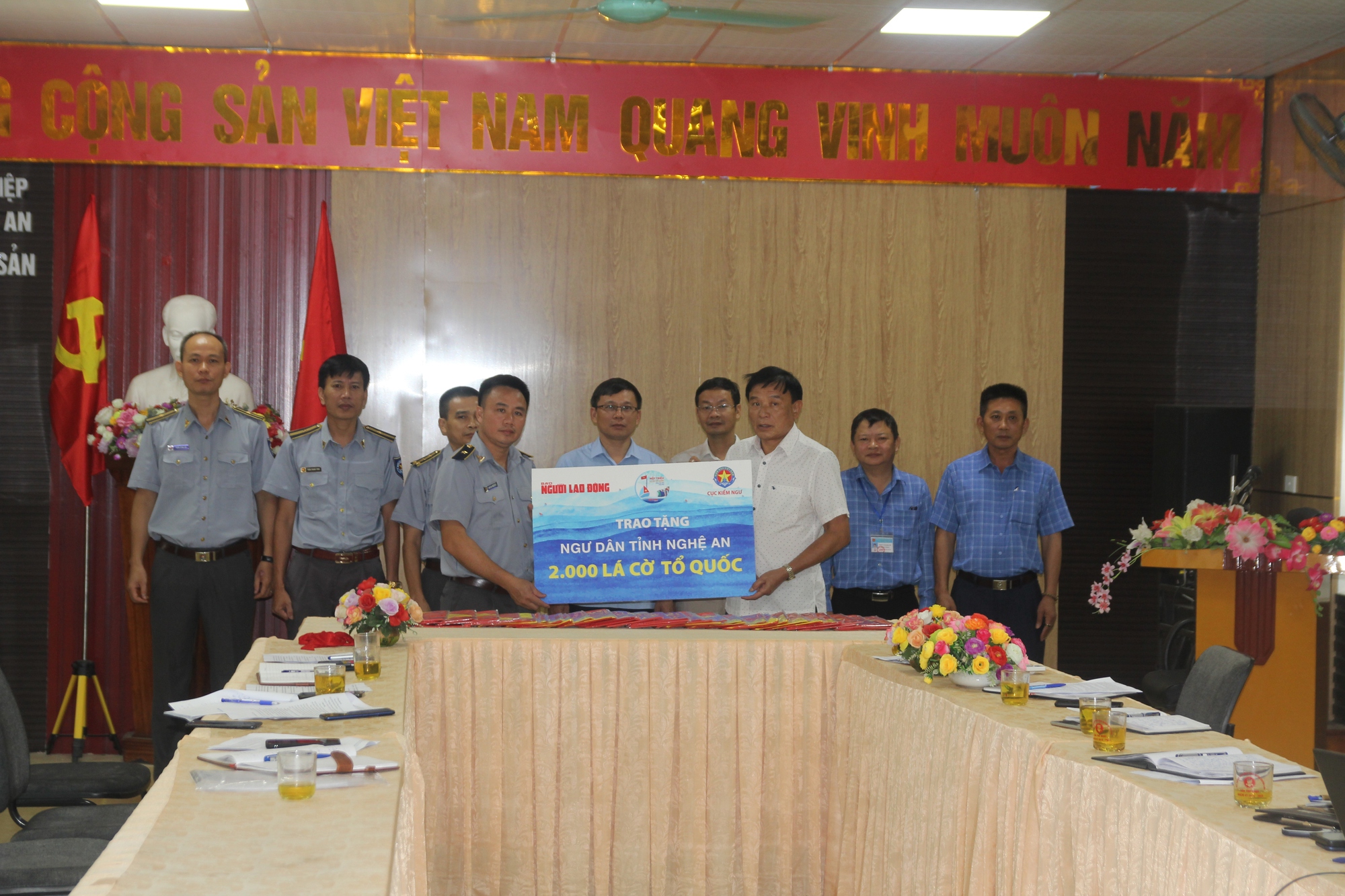 Trao 2.000 lá cờ Tổ quốc cho ngư dân Nghệ An - Ảnh 1. Trao 2.000 lá cờ Tổ quốc cho ngư dân Nghệ An - Ảnh 1.