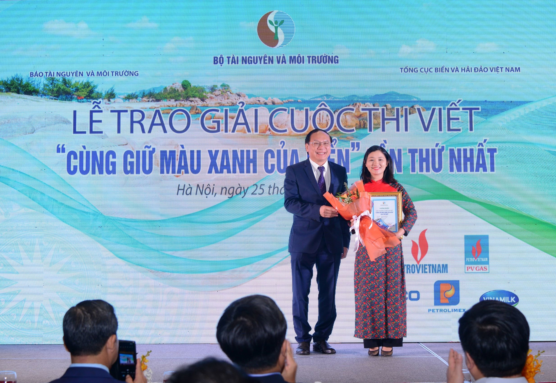 Trao giải cuộc thi viết “Cùng giữ màu xanh của biển” - Ảnh 1. Trao giải cuộc thi viết “Cùng giữ màu xanh của biển” - Ảnh 1.
