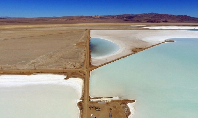 Nước muối giàu lithium ở Silver Peak, Nevada. Ảnh: TNS