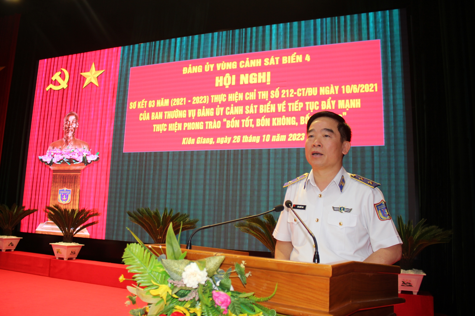 Trung tướng Bùi Quốc Oai biểu dương Bộ Tư lệnh Vùng Cảnh sát biển 4 - Ảnh 3. Trung tướng Bùi Quốc Oai biểu dương Bộ Tư lệnh Vùng Cảnh sát biển 4 - Ảnh 3.