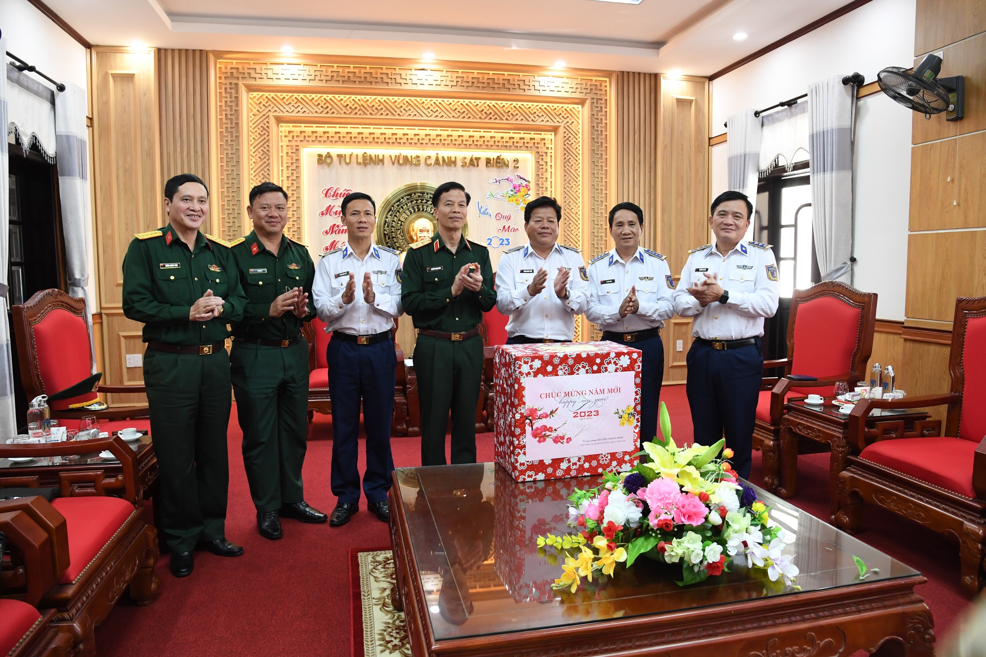 Trung tướng Nguyễn Trọng Bình chúc Tết Bộ tư lệnh Vùng Cảnh sát biển 2 - Ảnh 2. Trung tướng Nguyễn Trọng Bình chúc Tết Bộ tư lệnh Vùng Cảnh sát biển 2 - Ảnh 2.