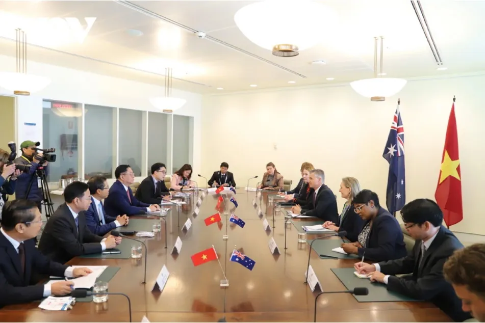 Trưởng ban Tuyên giáo và Dân vận Trung ương Nguyễn Trọng Nghĩa làm việc với Đồng Bộ trưởng Ngoại giao và Thương mại Australia Matthew Thistlethwaite. Nguồn: Việt Nga/VOV Trưởng Ban Tuyên giáo và Dân vận Trung ương Nguyễn Trọng Nghĩa thăm làm việc tại Australia