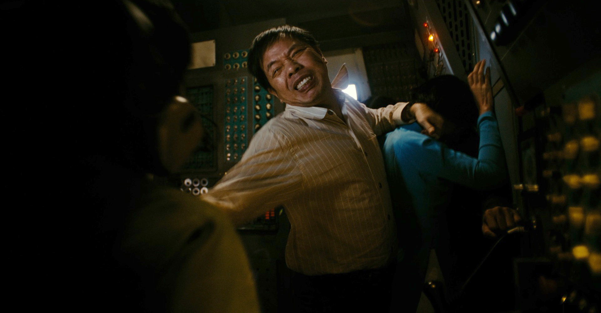 Tử Chiến Trên Không: Chuyến bay dữ dội nhất màn ảnh Việt, tới khán giả cũng cần thắt dây an toàn! - Ảnh 4. Tử Chiến Trên Không: Chuyến bay dữ dội nhất màn ảnh Việt, tới khán giả cũng cần thắt dây an toàn! - Ảnh 4.