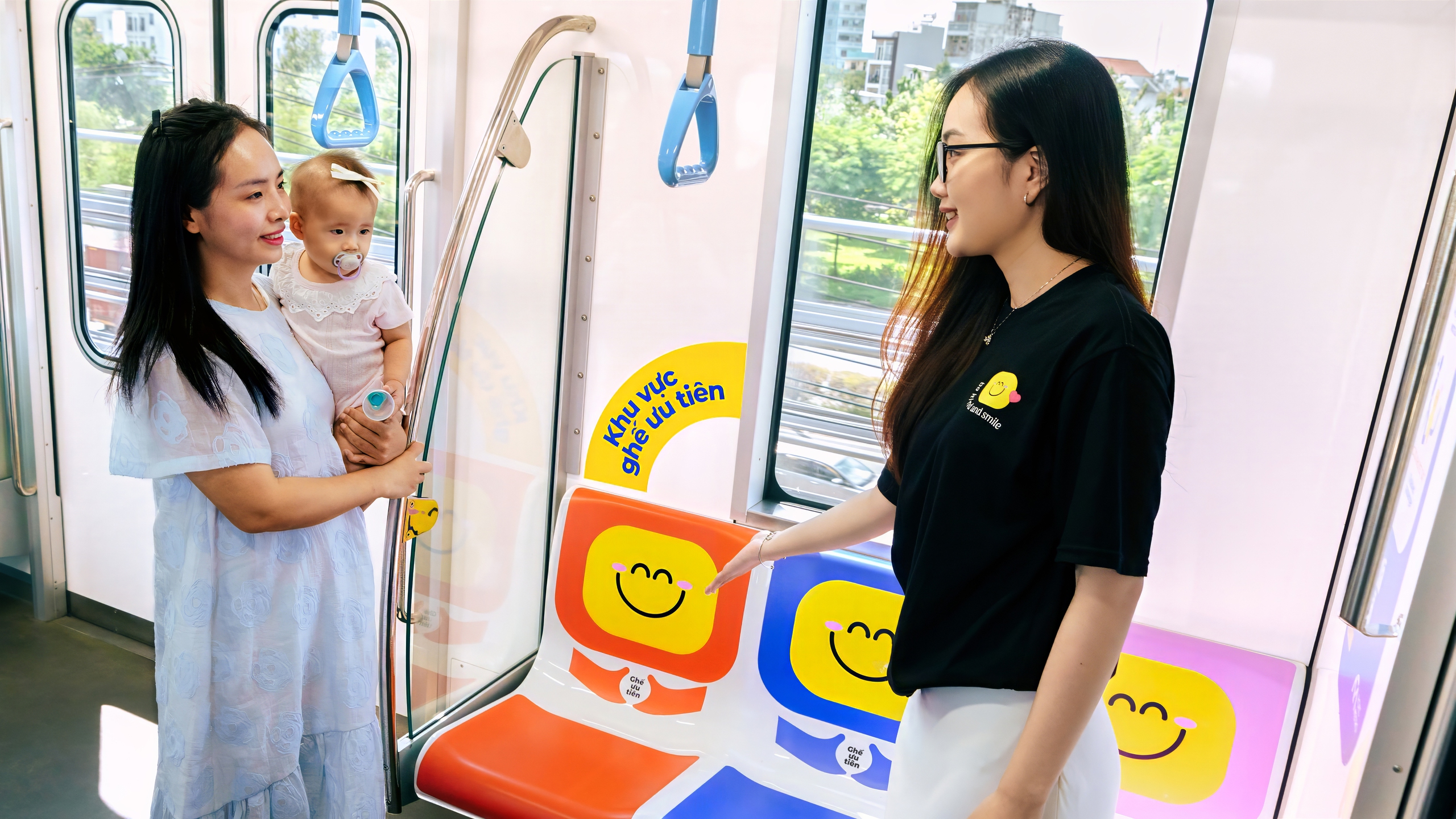 Từ chiếc ghế màu biết nhường chỗ trên metro, mong có thêm ghế ưu tiên xanh đỏ trên xe buýt 1 ghế ưu tiên - Ảnh 1.