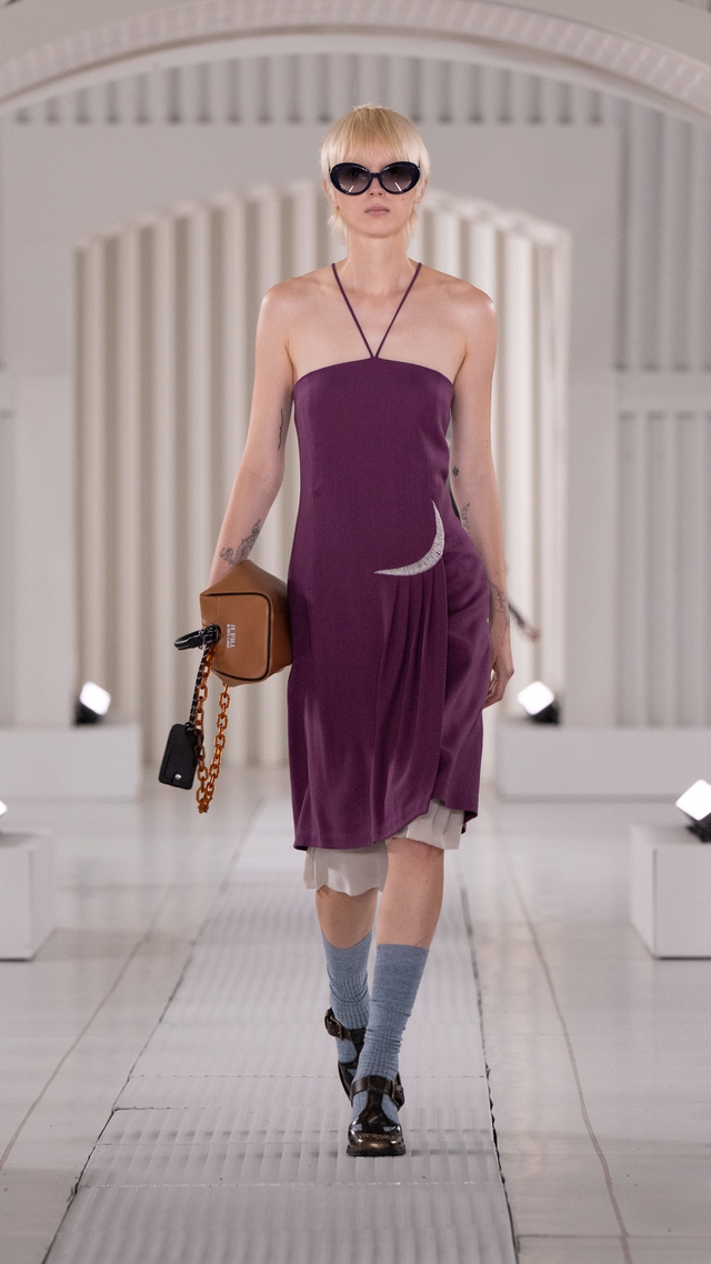 Từ da lộn đến vải nhăn cùng sắc hồng, cuộc 'nổi loạn' của thời trang 1 Từ da lộn đến vải nhăn cùng sắc hồng, cuộc 'nổi loạn' của thời trang - Ảnh 1.