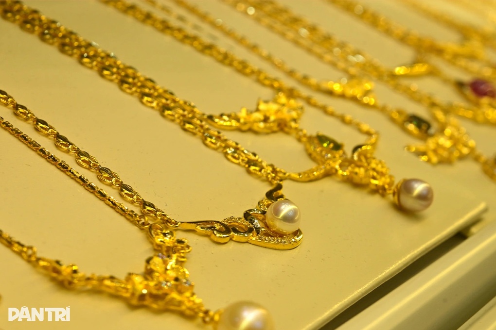 Vàng biến động mạnh, người mua vàng lỗ 5,6 triệu đồng/lượng sau 1 ngày - 1