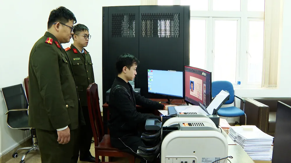 Tại cơ quan Công an, đối tượng Phạm Duy Phú thực hiện lại các hành vi làm giấy tờ giả. Ảnh: H.NHUNG giấy tờ giả