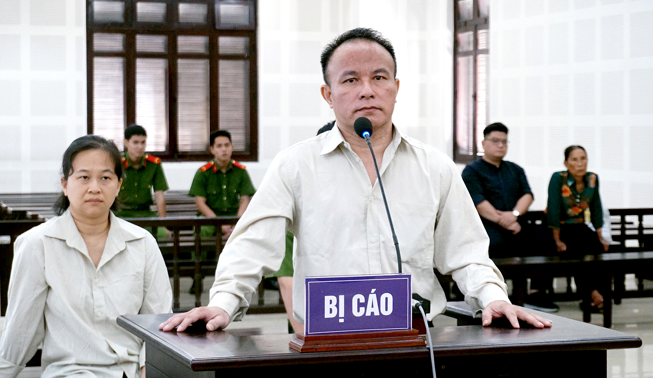 Từ vụ cựu cán bộ chiếm đoạt 5 lô đất: Có nên nhờ người khác đứng tên? 1 Từ vụ cựu cán bộ chiếm đoạt 5 lô đất: Có nên nhờ người khác đứng tên? - Ảnh 1.