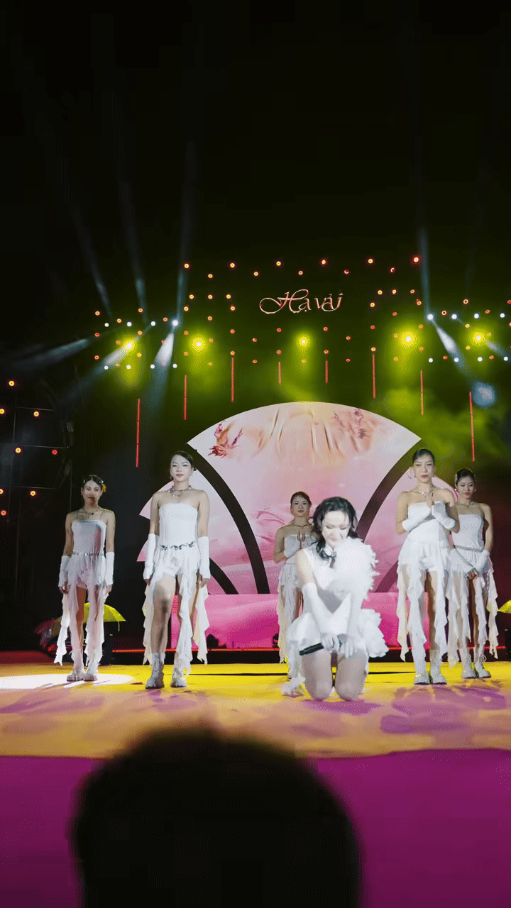 Khi dàn sao quỳ gối xin lỗi khán giả trên sân khấu: Tuấn Hưng nguyện đền bù mọi chi phí, MC nổi tiếng nhất showbiz bị mỉa mai là “diễn sâu”- Ảnh 1.