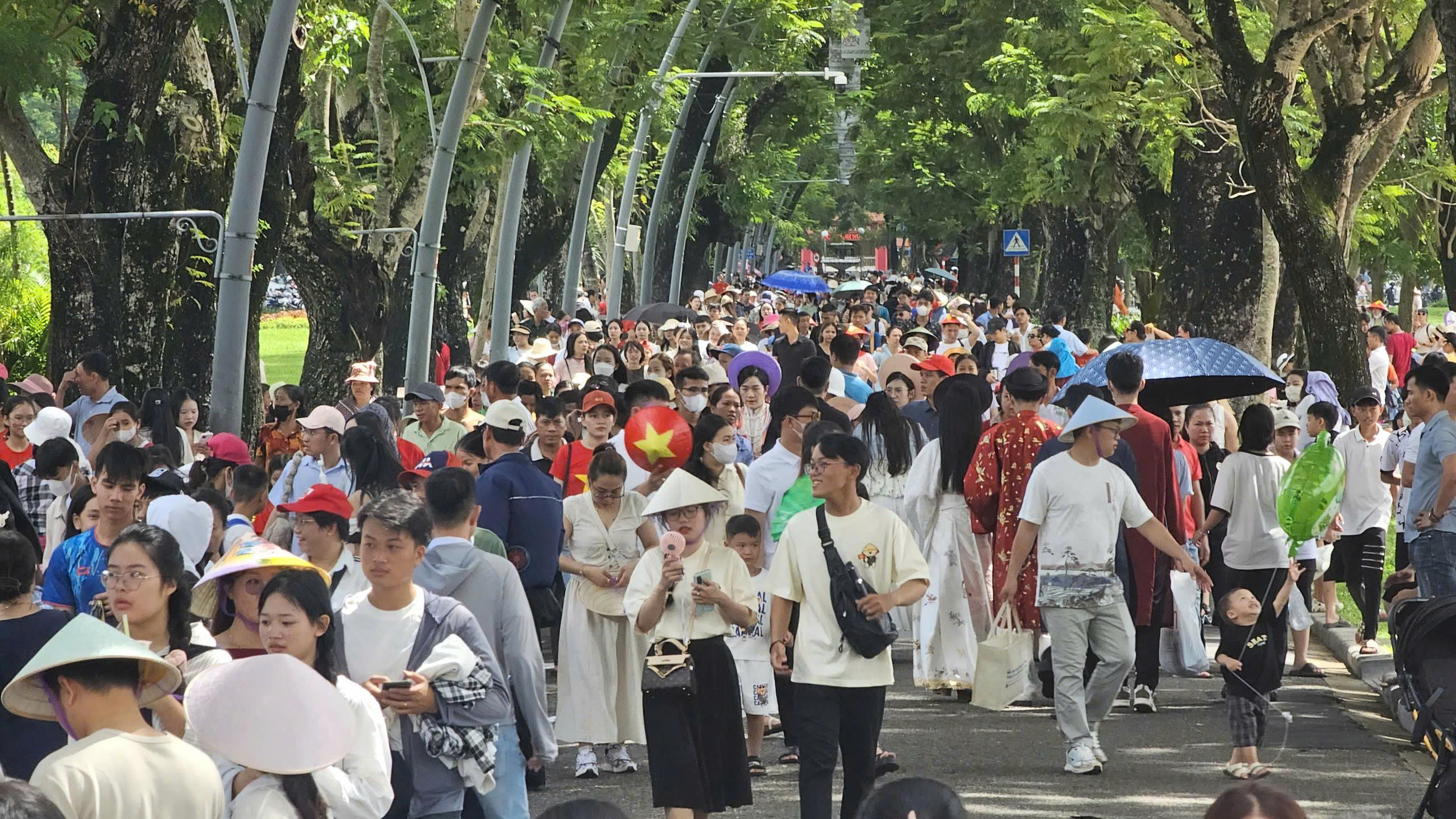 Tưng bừng mùa du lịch cuối hè- Ảnh 2.