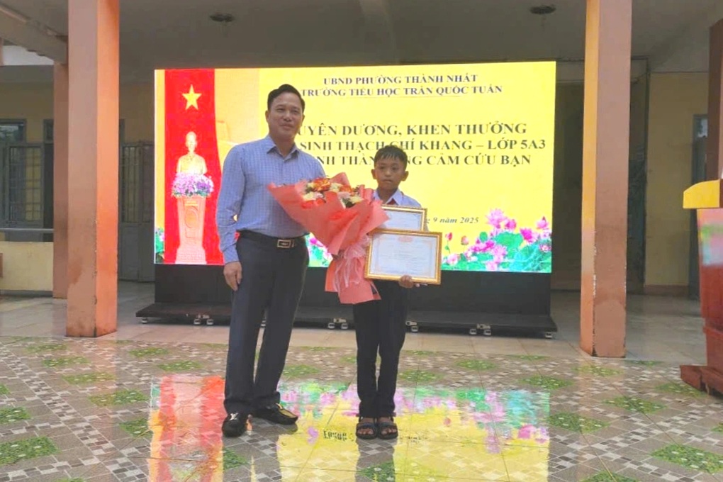 Tuyên dương học sinh dũng cảm cứu bạn thoát khỏi kẻ truy sát - 1