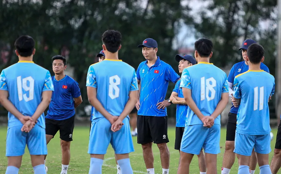HLV Kim Sang-sik cùng các học trò chỉnh lại thước ngắm cho các tuyển thủ trẻ Việt Nam. Ảnh: CCT. U-23 Việt Nam