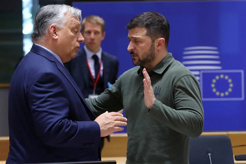 Thủ tướng Hungary Viktor Orban (trái) và Tổng thống Ukraine Volodymyr Zelensky. Ảnh: THE NEW YORK TIMES xâm nhập không phận Ukraine