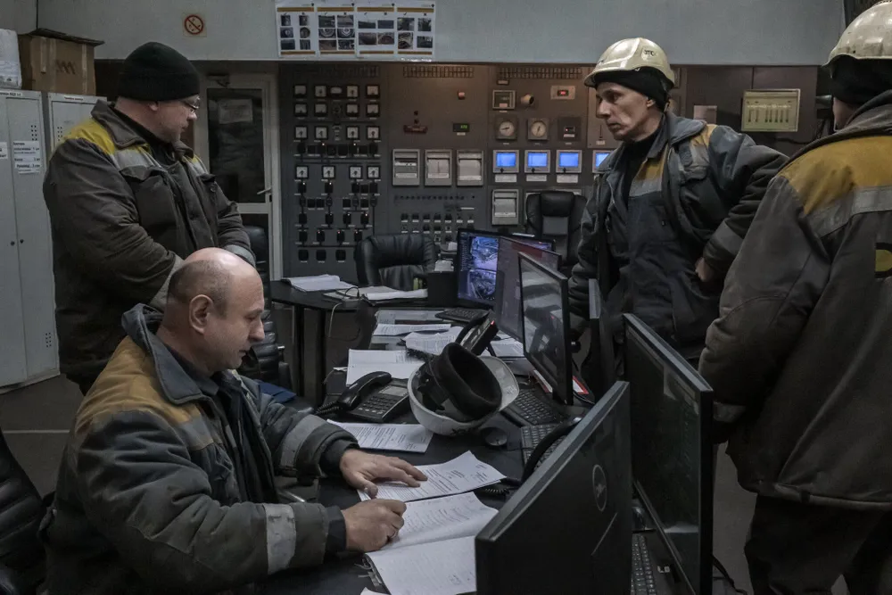 Phòng điều khiển của một nhà máy điện nhiệt ở Ukraine vào mùa đông năm 2024. Ảnh: THE NEW YORK TIMES Ukraine chạy đua ứng phó làn sóng tấn công ngành năng lượng khi mùa đông đến