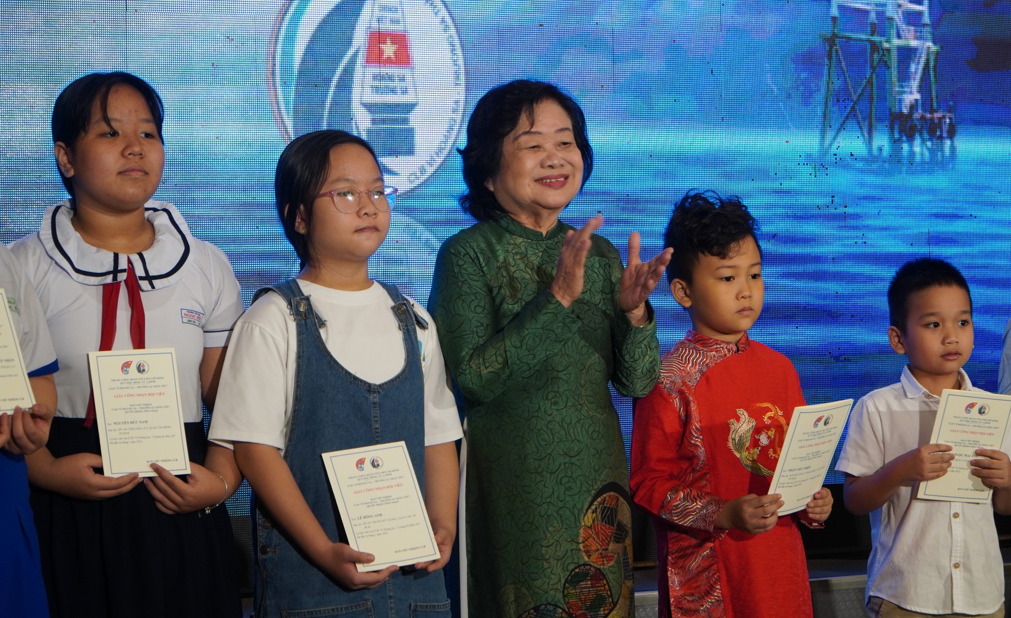 Ươm mầm tình yêu biển, đảo - Ảnh 1.