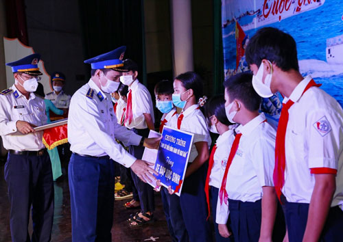 Ươm mầm tình yêu biển đảo - Ảnh 1. Ươm mầm tình yêu biển đảo - Ảnh 1.