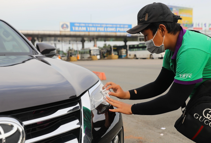 Ôtô được dán thẻ thu phí không dừng ETC tại cao tốc TP HCM - Long Thành - Dầu Giây. Ảnh: Quỳnh Trần